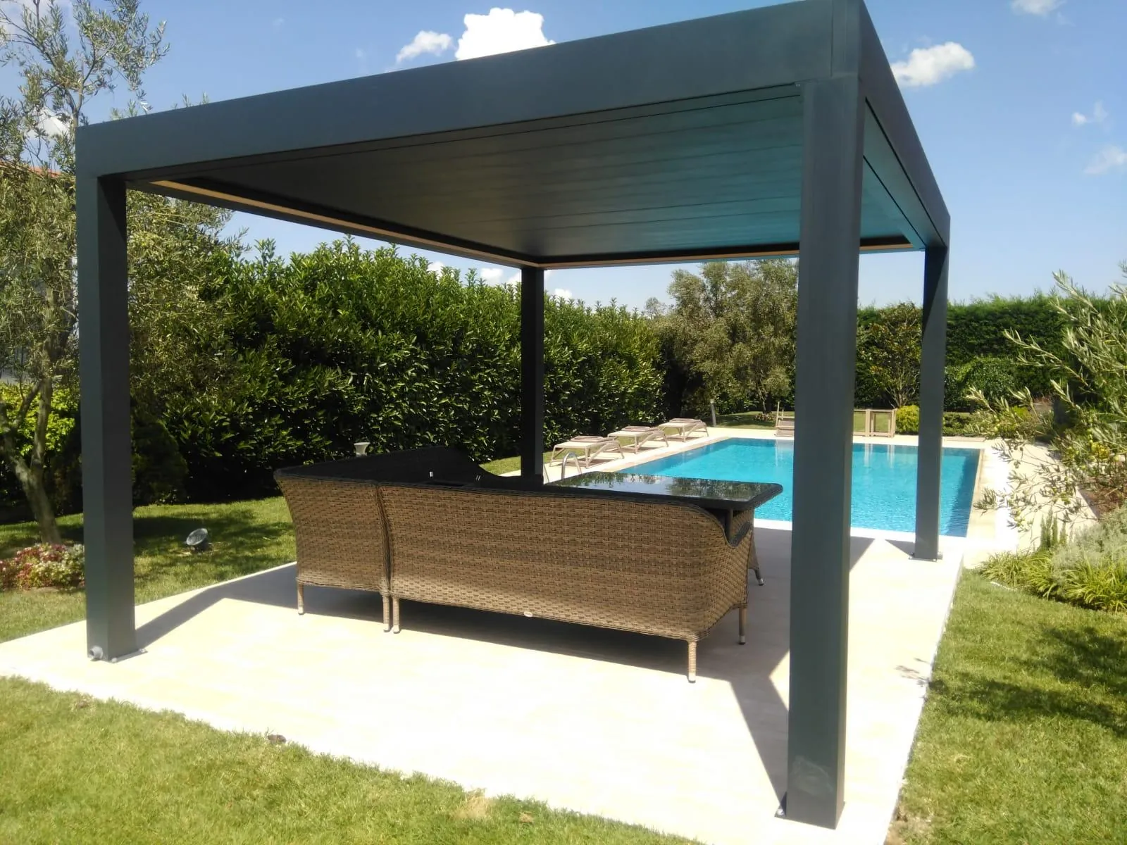 Pérgola bioclimática vs estándar: ¿cuál elegir?