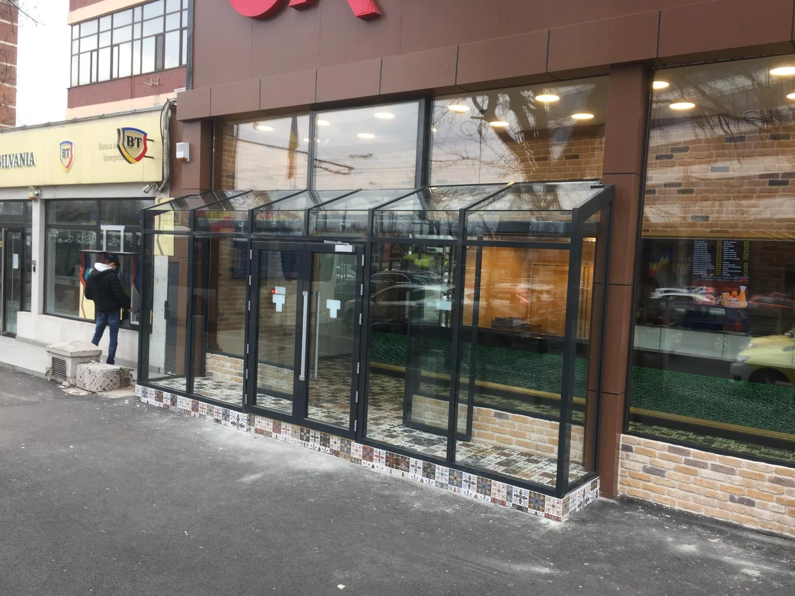 Supera la estacionalidad en hostelería con pérgolas retráctiles